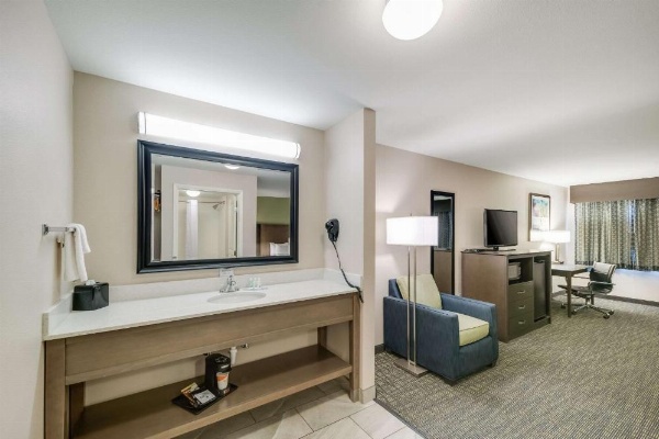 Quality Inn & Suites image 25